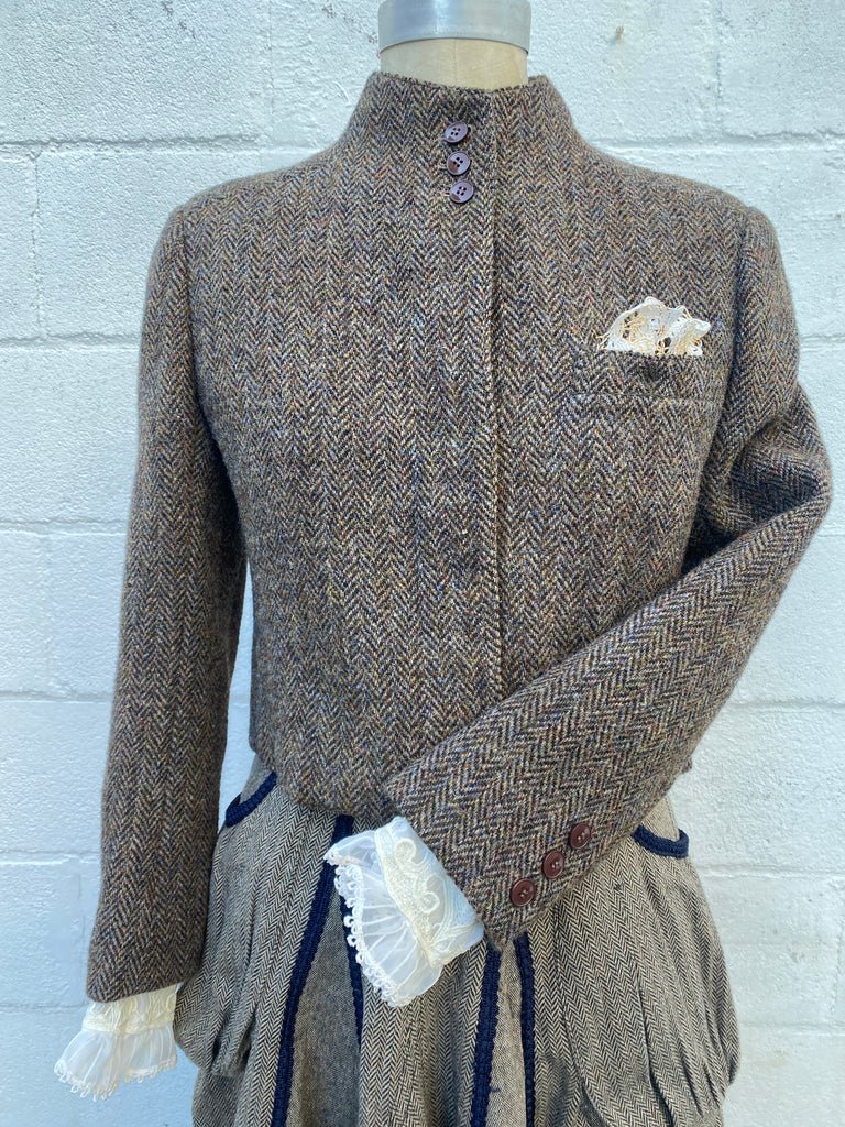 1970s T Jones tailored Herringbone weed light brown cropped jacket with hidden buttons, fully lined, womens size XS / Small