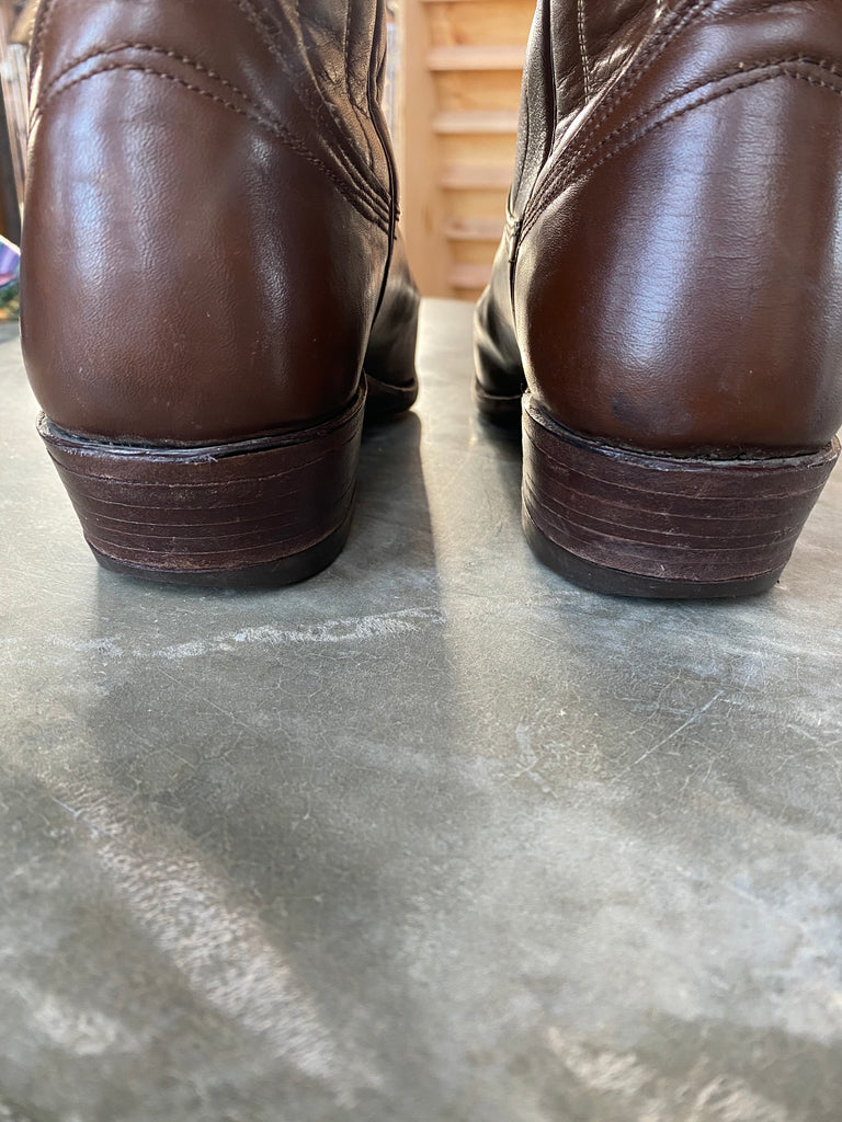Women's Size 7B  1960's  vintage Nocona Chocolate Leather and brown lizard winged tipped toes with white leather threading and embroidery stitching. New Vibram rubber has been put on the balls of the sole for extended wear of the boot.