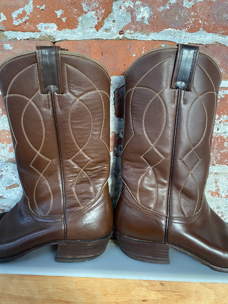 Women's Size 7B  1960's  vintage Nocona Chocolate Leather and brown lizard winged tipped toes with white leather threading and embroidery stitching. New Vibram rubber has been put on the balls of the sole for extended wear of the boot.